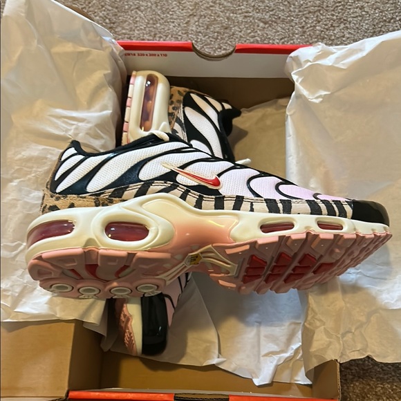 NIB RARE Nike Air Max Plus Sneakers White and Black with Leopard size 9.5 - Picture 7 of 9